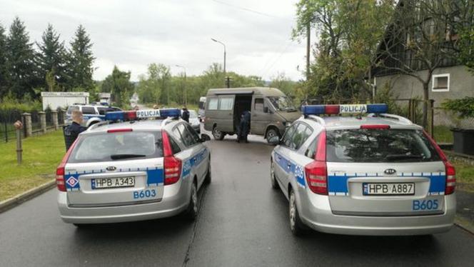 Policjanci zainteresowali się zaparkowanym na poboczu autem