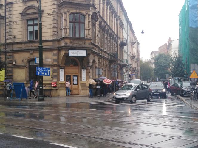 Kolejki przed Punktem Sprzedaży Biletów MPK w Krakowie