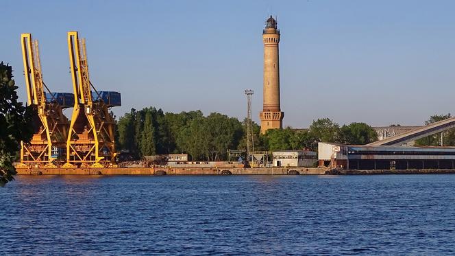 Operacja wciągania flagi na latarnię morską nie jest prostym zadaniem