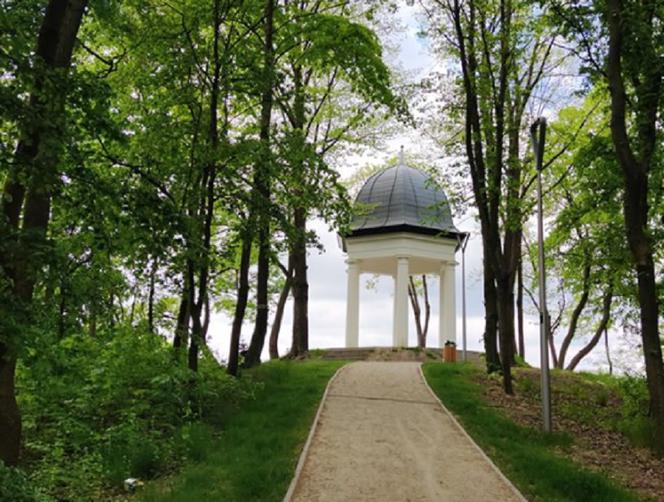 Park Siemiradzkiego zaraz po renowacji został pomazany.
