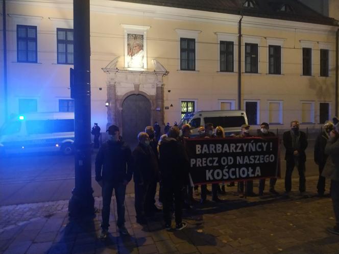 Jest krakowska odpowiedź na wezwanie Jarosława Kaczyńskiego do obrony wiary. 30 osób spotkało się przed kurią