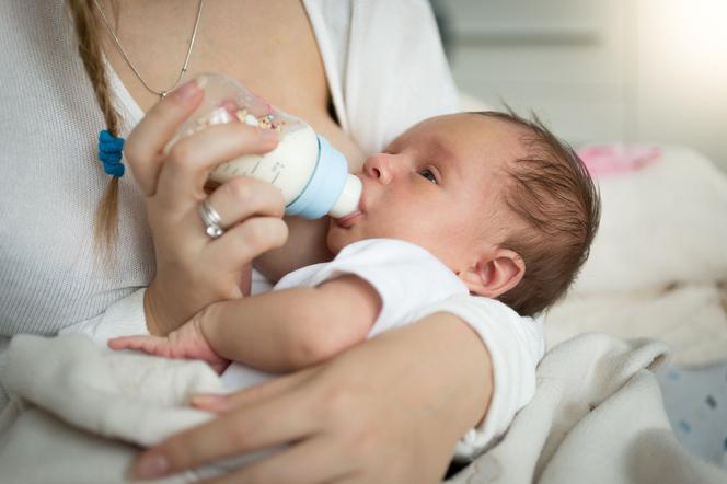 Mama karmi dziecko butelką