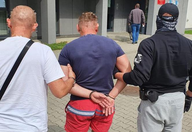 Zadzwonił na policję i stwierdził, że nigdy nie zostanie zatrzymany. Poszukiwacze okazali się lepsi