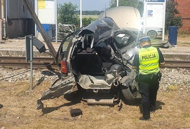 Kujawsko-pomorskie: 27-latek wjechał wprost pod niezajeżdżający pociąg! Z auta nic nie zostało