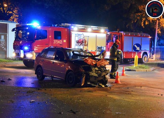 Dramatyczna akcja straży na Targówku, musieli użyć sprzętu do rozcinania aut