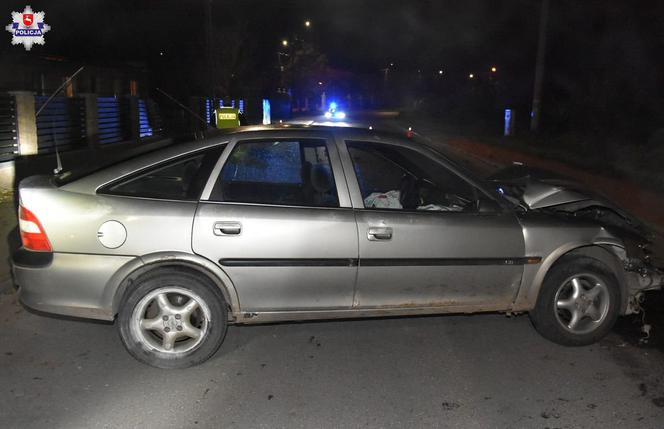 Wypadł z auta. Jechał nietrzeźwy i nie posiadał prawa jazdy