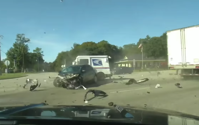 Toyota Corolla wjechała pod TIR-a. Przerażający wypadek nagrała kamera radiowozu
