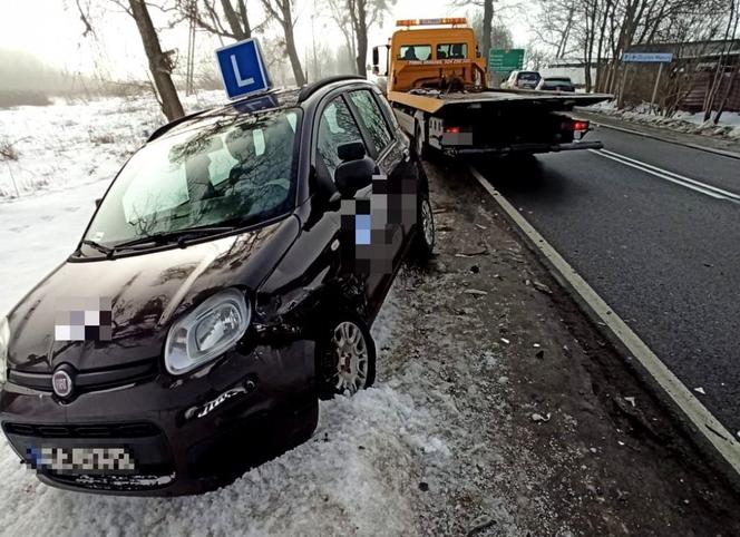 Kierowca holowanego auta wjechał w elkę. Niebezpieczne zdarzenie na ulicy Wielbarskiej w Szczytnie