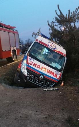 Grójec: Pijany UKRADŁ karetkę i wjechał nią do rowu. Grozi mu 10 lat więzienia