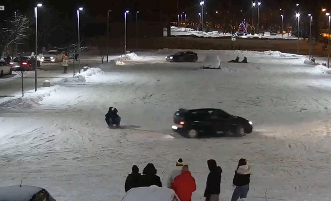 Niebezpieczne drifty i kuligi na parkingu