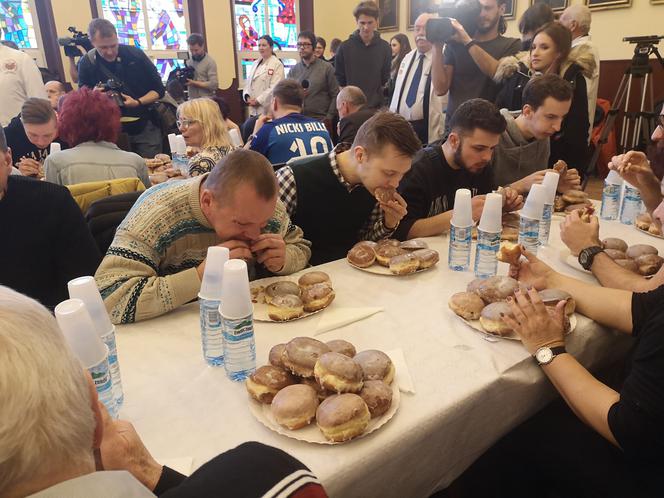 Mistrzostwa w jedzeniu pączków na czas
