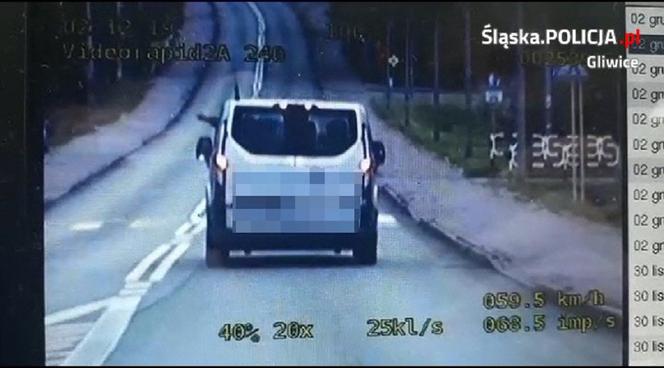 Wyrzucił śmieci na oczach policjantów