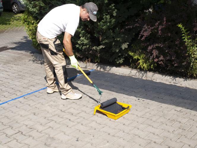 Impregnat barwiący do kostki brukowej Silbruk Kolor. Jak stosować, aby uzyskać efekt nowej kostki