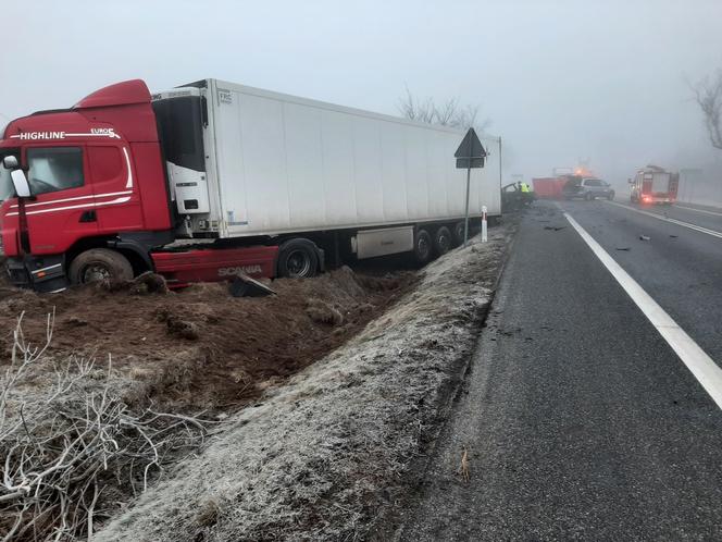 Masakra na drodze między Łęczycą, a Krośniewicami. Osobówka wbiła się w TIRa! Jedna osoba nie żyje!
