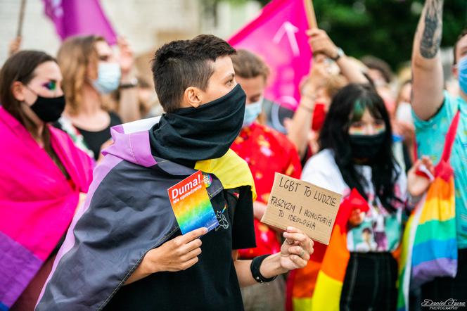 Demonstracja LGBT i narodowców na krakowskim Rynku