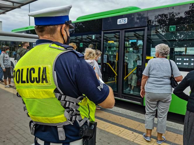 Policjanci sprawdzają czy pasażerowie noszą maseczki w środkach komunikacji zbiorowej