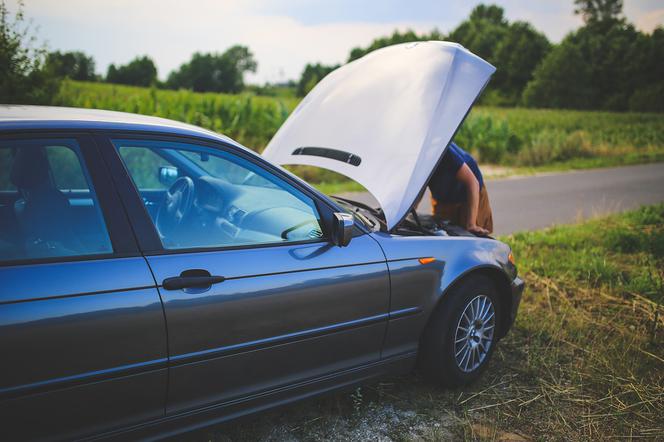Kamienica. Cofał auto i przejechał kobietę! Uciekł z miejsca makabrycznego wypadku!