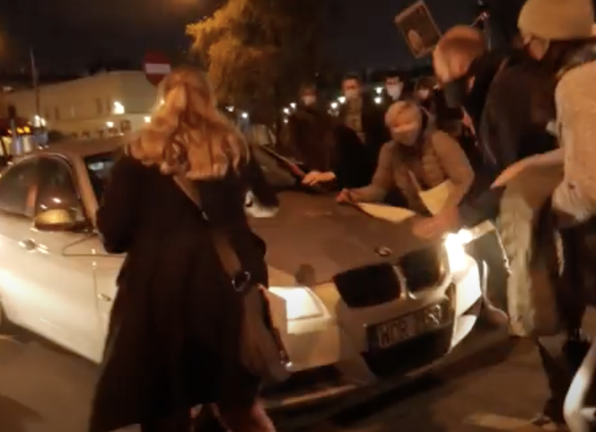 Kierowca BMW potrącił protestujących w Warszawie