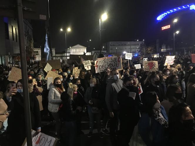 Strajk kobiet w Sosnowcu. Tłumy na ulicach! Wsparcie karetek, medyków i taksówkarzy