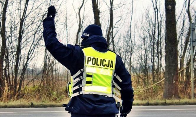 Suwałki. Kogoś tu poniosło! Kobieta tańczyła na DK 8. Wokół TIR-y