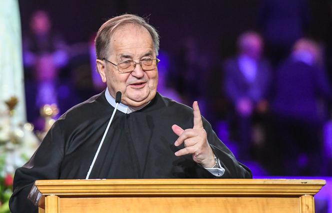 Ks. Rydzyk: Otworzyli galerie, wracajcie do kościoła!