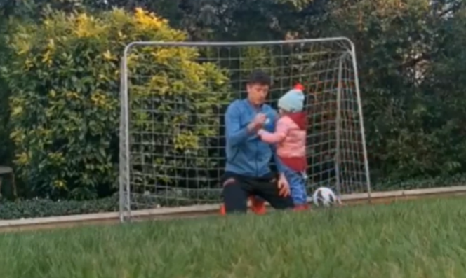 Robert Lewandowski gra w piłkę z Klarą