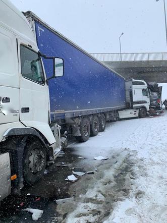 Duże utrudnienia na A2! Zderzyły się CZTERY ciężarówki