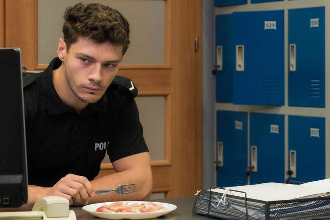 Policjantki i Policjanci odcinki 610-614 streszczenie. Z barku Białacha znikają narkotyki ukryte przez gangsterów