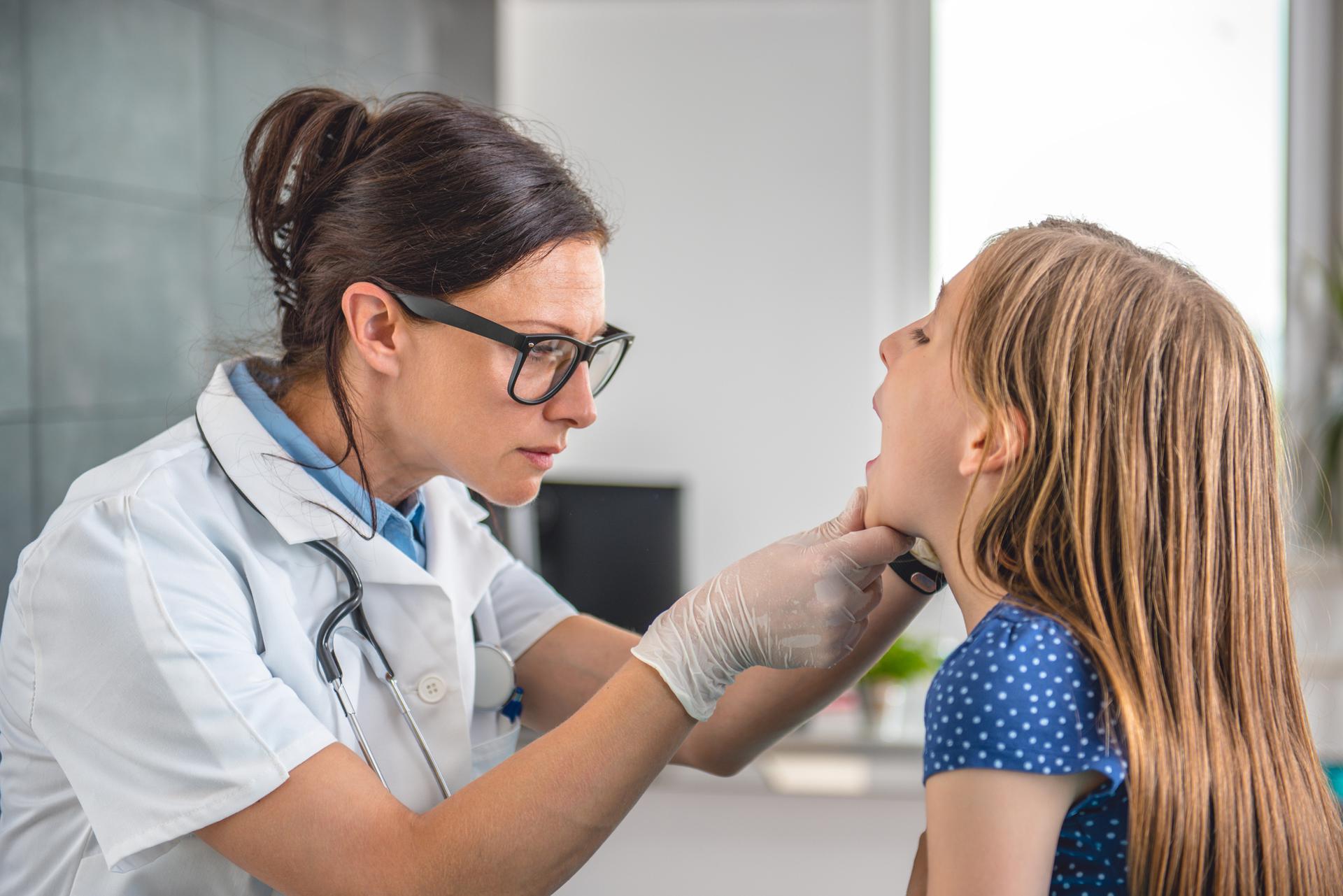 Angina Atakuje Dzieci W Upa Y Objawy Gor Czka I Czerwone Gard O U Dziecka Mjakmama Pl