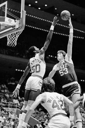 Mark Eaton (nr 53) w meczu Utah Jazz z Houston (listopad 1983)