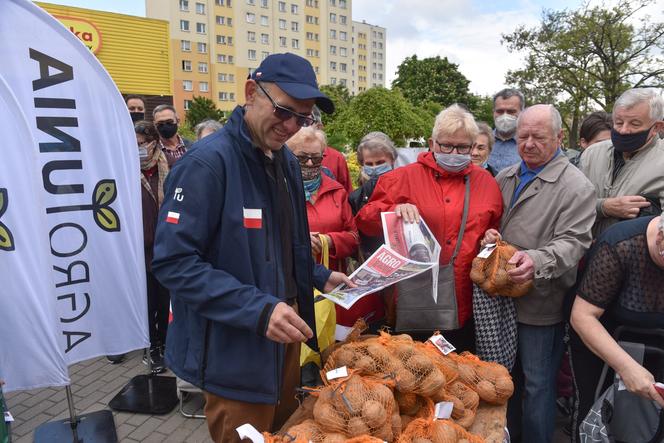 Nietypowy protest Agrounii. Rolnicy rozdawali ziemniaki w Toruniu