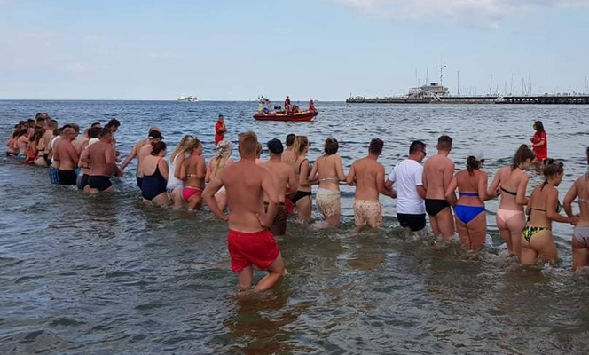 Sopot: Łańcuch życia dla 4-letniej dziewczynki. Na całym kąpielisku rozbrzmiały oklaski