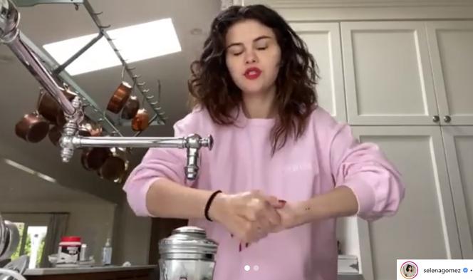 Selena Gomez myje ręce