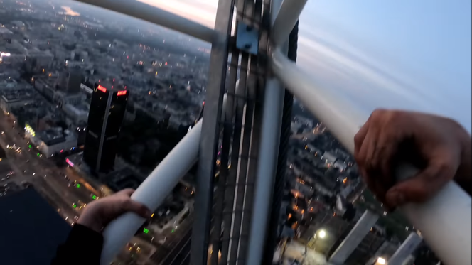 Wszedł na dźwig na budowie Varso Tower