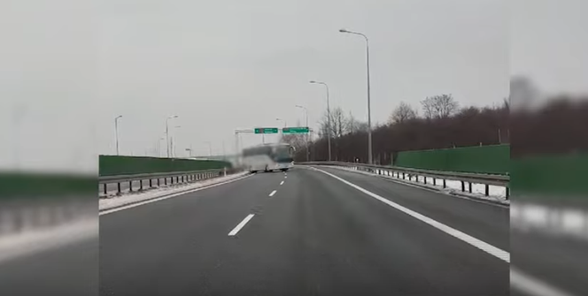 Autokar jechał pod prąd na S7. Kierowcę zatrzymała policja