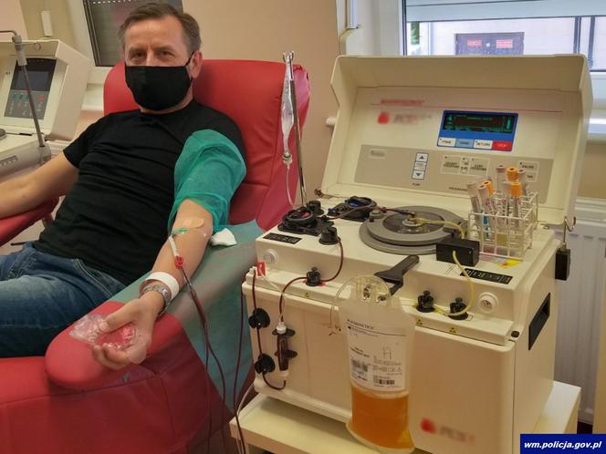 Policjant z KPP w Nowym Mieście Lubawskim wyzdrowiał z COVID-19 i oddał osocze