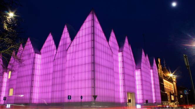 Filharmonia w różowej iluminacji