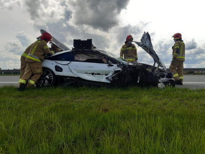 Sportowe BMW zderzyło się z ciężarówką! Paskudny wypadek na A2