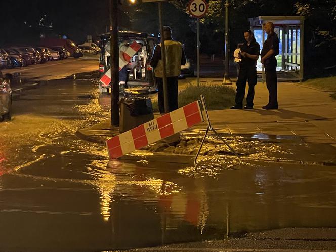 Woda zalała całą ulicę. Awaria wodociągowa na Bielanach
