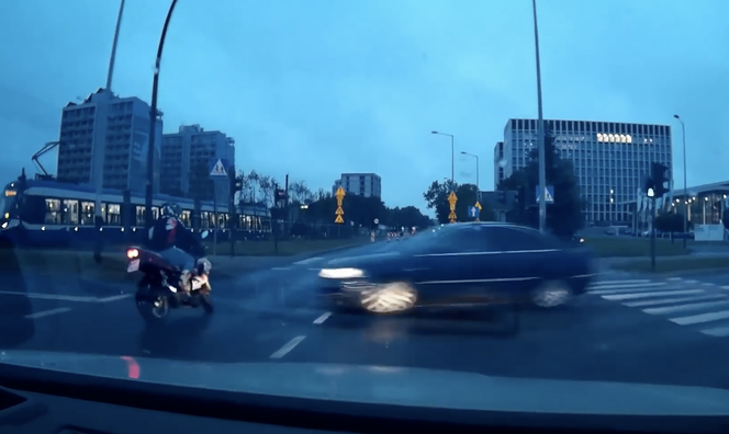 Passatem skosił motocyklistę! Okropny wypadek przez zignorowanie czerwonego światła