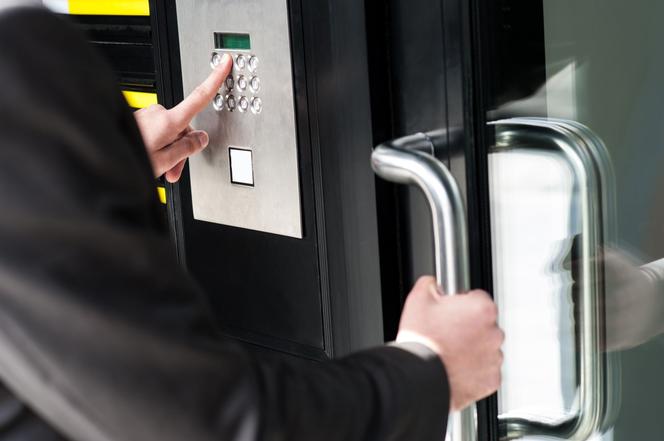 Zestawienie norm dla okuć w systemach kontroli dostępu
