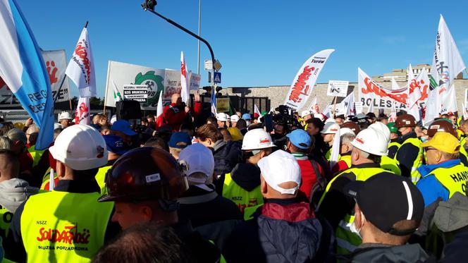 Związkowcy protestowali przed siedzibą TSUE w Luksemburgu. Domagali się zmiany decyzji w sprawie Turowa