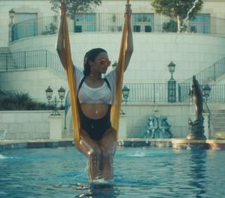 Ciara w teledysku do Dance Like We're Making Love