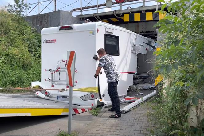 Kamper utknął pod wiaduktem w Opolu