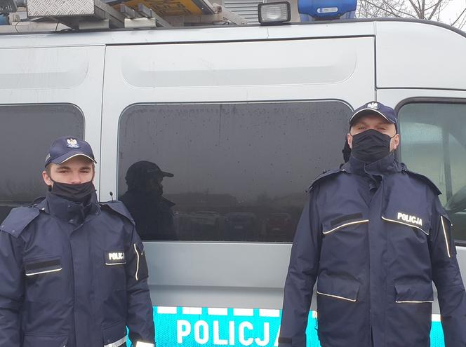 Ugrzęzła w BAGNIE! Policjanci ruszyli na pomoc