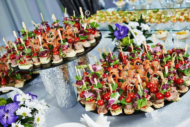 Koreczki w 5 wersjach. Przekąski idealne na sylwestra: popularne finger food