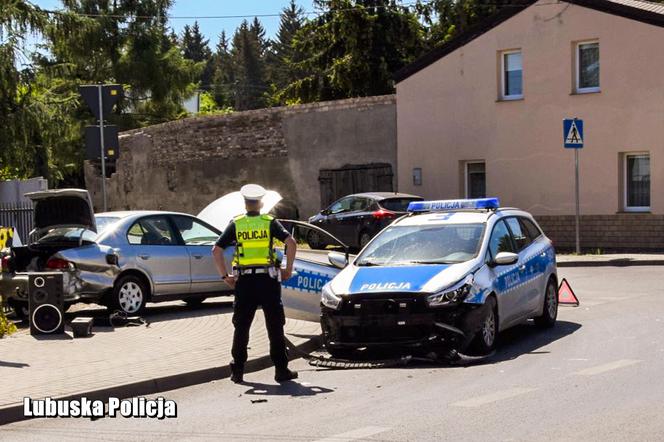 Pościg za narkomanem w Żarach zakończył się wypadkiem! Policjanci musieli użyć broni