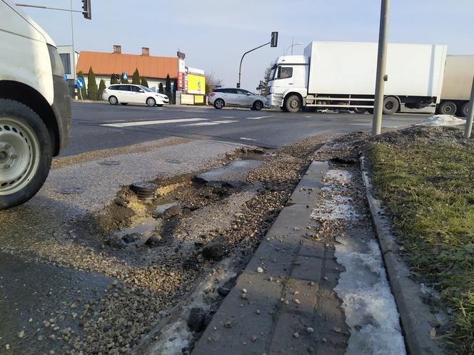 Na niektórych siedleckich ulicach wyrwy w jezdni są tak duże, że stwarzają zagrożenie drogowe