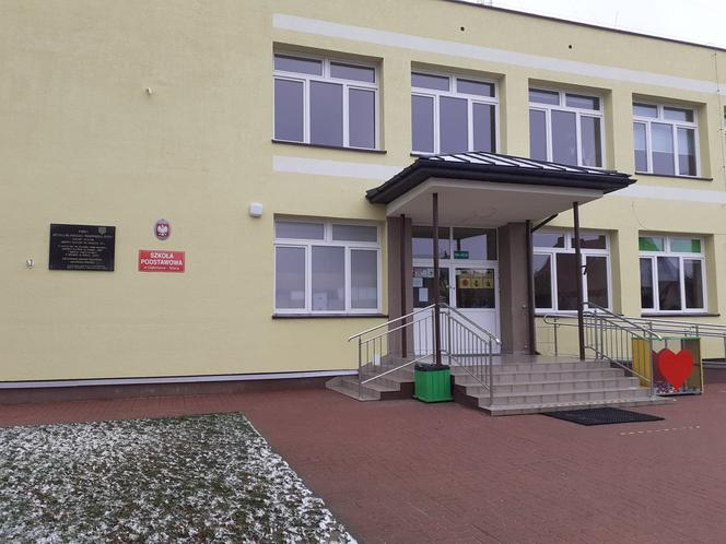 Szkoła Podstawowa w miejscowości Dąbrówka Stany czekała na rozbudowę przez wiele lat. W tym roku zostanie wreszcie otwarta nowa część budynku