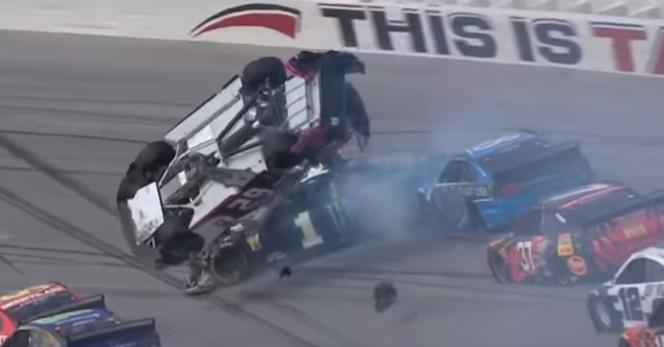 Gigantyczny wypadek podczas wyścigu NASCAR